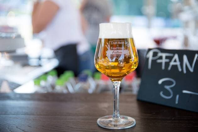 Buende, Deutschland 09.06.2018: 2. Buender Craftbeer und Foodtruck-Festival Craftbeer Louis Barre Imperial von der Luebbecker Privatbrauerei Barre Bräu Braeu , Buende Nordrhein-Westfalen Deutschland Steinmeisterpark
