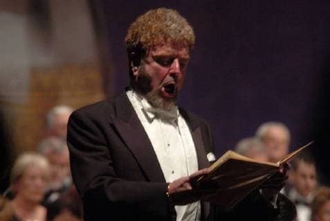Die Musikfestspiele Saar gastieren am Donnerstag (7.7.2005) in der Geblaesehalle des Weltkulturerbes Voelklinger Huette mit Guiseppe Verdis Messa da Requiem . Zum 60. Jahrestag des Kriegsendes und des Atombombenabwurfes aus Hiroshima spielte das Orchestra Filarmonica Italiana unter Leo Kraemer. Der Speyrer Domchor, der Philharmonische Chor an der Saar und der Chor der saarlaendischen Bachgesellschaft sorgten fuer eine feierliche Kulisse in der seit langem ausverkauften Halle.Sabine Hogrefe, Susanne Schaeffer, Ki-Chun Park und Siegmund Nimsgern (Foto) sangen die Soli. bub