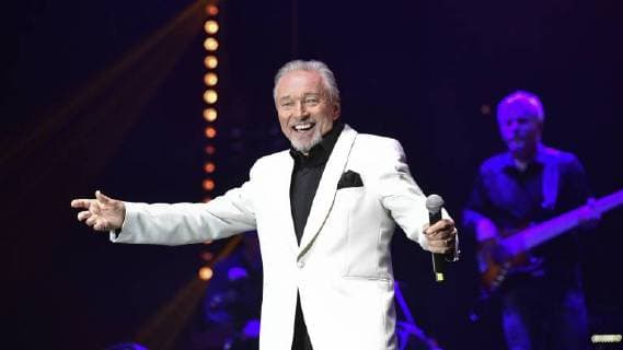 Entertainment Themen der Woche KW24 Entertainment Bilder des Tages Czech famous singer Karel Gott performs during his concert with Boom!Band of Jiri Dvorak at the O2 Arena in Prague, Czech Republic, June 12, 2018. (CTKxPhoto MichalxKamaryt) CTKPhotoP201806121007501  kmt 1