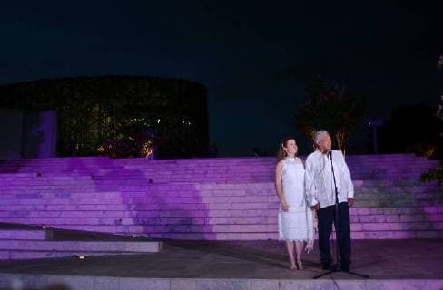 The candidate for the Presidency of Mexico Andres Manuel Lopez Obrador (R), speaks while accompanied by his wife Beatriz Gutierrez Muller (L), upon his arrival to the third and last presidential debate, in the city of Merida, Yucatan state, Mexico, 12 June 2018. The candidates Lopez Obrador, Ricardo Anaya, Jose Antonio Meade and Jaime Rodriguez Calderon are currently facing their last debate, which will have as its central theme Economy and development and will be divided into three blocks: Economic Growth, Poverty and Inequality; Education Science and Technology; Health, Sustainable Development and Climate Change. The elections will take place on 01 July. Third presidential debate in Merida, Mexico !ACHTUNG: NUR REDAKTIONELLE NUTZUNG! Copyright: xCUAUHTEMOCxMORENOx MER02 20180613-636644666997976196