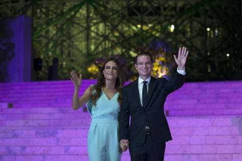 The candidate for the Presidency of Mexico, the conservative Ricardo Anaya (R), greets upon arrival to the third and last electoral debate, accompanied by his wife Carolina Martínez Franco (L), in the city of Merida, Yucatan state, Mexico, 12 June 2018. The candidates Lopez Obrador, Ricardo Anaya, Jose Antonio Meade and Jaime Rodriguez Calderon are currently facing their last debate, which will have as its central theme Economy and development and will be divided into three blocks: Economic Growth, Poverty and Inequality; Education Science and Technology; Health, Sustainable Development and Climate Change. The elections will take place on 01 July. Third presidential debate in Merida, Mexico !ACHTUNG: NUR REDAKTIONELLE NUTZUNG! Copyright: xCUAUHTEMOCxMORENOx MER02 20180613-636644700076935999