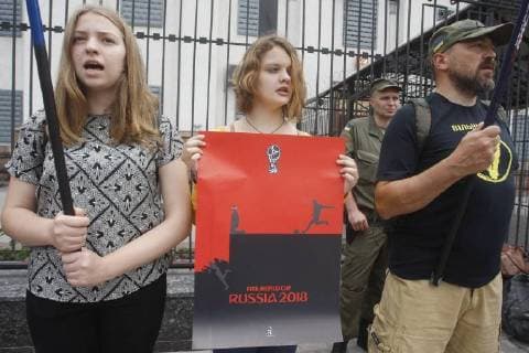 News Bilder des Tages June 13, 2018 - Kiev, Ukraine - Ukrainian activists holds placards against the holding of the FIFA World Cup 2018 in Russia during a rally to support Ukrainian director Oleg Sentsov and other Ukrainian political prisoners in Russia, in front of the Embassy of Russia in Kiev, Ukraine, on 13 June 2018. Oleg Sentsov was sentenced by a Russian court on 25 August 2015 to 20 years in a high-security penal colony for terrorist attacks in Crimea annexed by Russia in April 2014. Kiev Ukraine - ZUMAg194 20180613_zap_g194_007 Copyright: xSergxGlovnyx