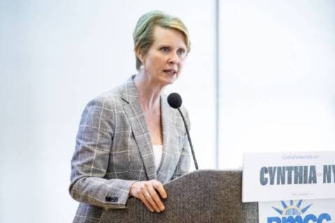 Cynthia Nixon macht Wahlkampf für das Amt als Gouverneurin von New York June 13, 2018 - New York, NY, U.S - CYNTHIA NIXON, Democratic candidate for New York State Governor, campaigning at the Borough of Manhattan Community College (BMCC) in New York City on June 13, 2018 New York U.S. - ZUMAb161 20180613_zap_b161_015 Copyright: xMichaelxBrochsteinx