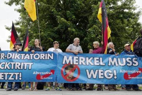News Themen der Woche KW24 News Bilder des Tages AfD-Demonstranten vor dem Kanzleramt 2018-06-13, Berlin, Deutschland - Am Abend nach dem Integrationsgipfel im Kanzleramt fordert eine Gruppe von AfD-Anhängern vor dem Kanzleramt den Rücktritt der Bundeskanzlerin, die sie als Kanzler-Diktatorin bezeichnen. *** AfD demonstrators in front of the Chancellors office 2018 06 13 Berlin Germany On the evening after the integration summit in the Chancellery, a group of AFD supporters in front of the Chancellery calls for the resignation of the Chancellor, whom she calls the chancellors dictator