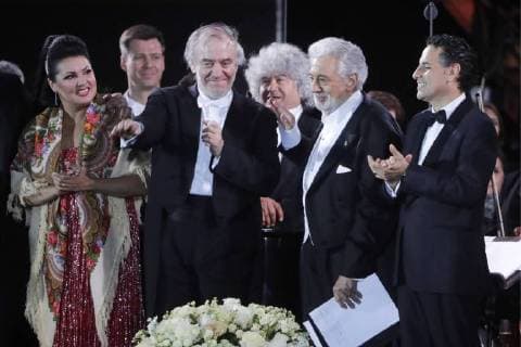 Entertainment Themen der Woche KW24 Entertainment Bilder des Tages MOSCOW, RUSSIA â€“ JUNE 13, 2018: Russian soprano Anna Netrebko, Mariinsky Theatre artistic director, conductor Valery Gergiev, Spanish tenor Placido Domingo, and Peruvian tenor Juan Diego Florez (L-R front) perform during concert by opera stars ahead of the 2018 FIFA World Cup, at Moscow s Red Square. Mikhail Metzel TASS  TS083FE1