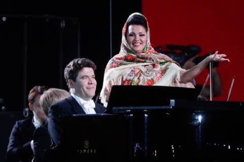 MOSCOW, RUSSIA â€“ JUNE 13, 2018: Russian pianist Denis Matsuev (L) and Russian soprano Anna Netrebko perform during concert by opera stars ahead of the 2018 FIFA World Cup, at Moscow s Red Square. Mikhail Metzel TASS  TS083FE7