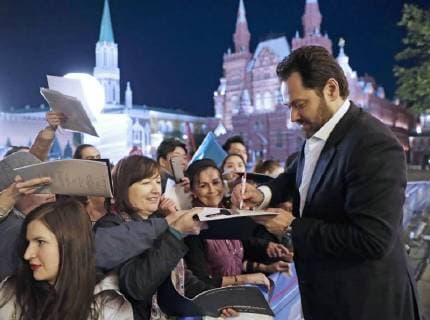 MOSCOW, RUSSIA - JUNE 13, 2018: Russian bass Ildar Abdrazakov signs autographs during a party after a concert by opera stars ahead of the 2018 FIFA World Cup, at the GUM Department Store. Mikhail Metzel TASS  TS08400F