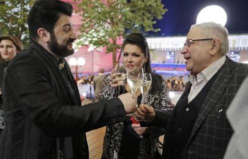 MOSCOW, RUSSIA - JUNE 13, 2018: Azerbaijani tenor Yusif Eyvazov, Russian soprano Anna Netrebko and comedian Yevgeny Petrosyan (L-R) attend a party after a concert by opera stars ahead of the 2018 FIFA World Cup, at the GUM Department Store. Mikhail Metzel TASS  TS08404F