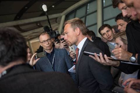 Politik Bundestag Christian Lindner, Partei- und Fraktionsvorsitzender der Freien Demokraten, FDP, spricht zu Journalisten, nachdem die Sitzung des Deutschen Bundestag auf Antrag der CDU CSU-Fraktion unterbrochen wurde. Grund der Unterbrechung ist der Streit innerhalb der Union ueber den Umgang mit Fluechtlingen. 14.6.2018, Berlin