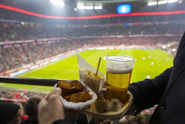 Fans essen Pommes Haehnchen fritiert paniert trinken Bier Essen Fussballfans supporters spe Fans essen Pommes,Haehnchen, fritiert, paniert, trinken Bier, Essen, , Fussballfans, supporters, spectators, Zuschauer, Jacke, Kutte, Weste, Fankurve Stadion, Fussballstadion, Tribuenen, Zuschauertribuene, Innenansicht, Architektur Rasen, innen FC BAYERN MUENCHEN - JUVENTUS TURIN 4-2 Achtelfinale, Football UEFA Champions League, Munich, 16.03.2016 CL Saison 2015 2016 supporters Eat French fries Haehnchen breaded Drink Beer Eat Football fans Supporters spectators Spectators Jacket Frock Vest Fankurve Stadium Football stadium Tribunes Zuschauertribuene Interior view Architecture Lawn indoors FC Bavaria Munich Juventus Turin 4 2 Eighth finals Football UEFA Champions League Munich 16 03 2016 CL Season 2015 2016 *** Fans eat french fries fried b
