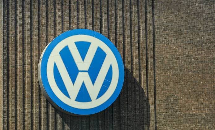 VW-Emblem, VW- Konzernzentrale in Wolfsburg.