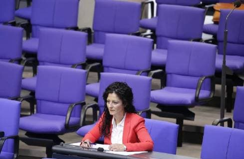 Cansel Kiziltepe, SPD, Deutschland, Berlin, Bundestag: (40. Sitzung) Änderung des Parteiengesetzes , Familiennachzug zu subsidiär Schutzberechtigten, 15.06.2018 *** Cansel Kiziltepe SPD Germany Berlin Bundestag 40 session Amendments to the Political Parties Act Family Reunification to subsidiary Beneficiaries 15 06 2018