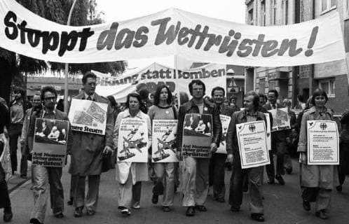 40.000 fuer Abruaestung 1976 DEU, Deutschland, Bonn: Zu einer Demonstration fuer Abruestung versammelten sich mehr als 40.000 Anhaenger der Friedensbewegung am 22.5.1976 in Bonn. DEU, Germany, Bonn: More than 40,000 supporters of the peace movement gathered in Bonn on May 22, 1976 for a demonstration for disarmament. NRW