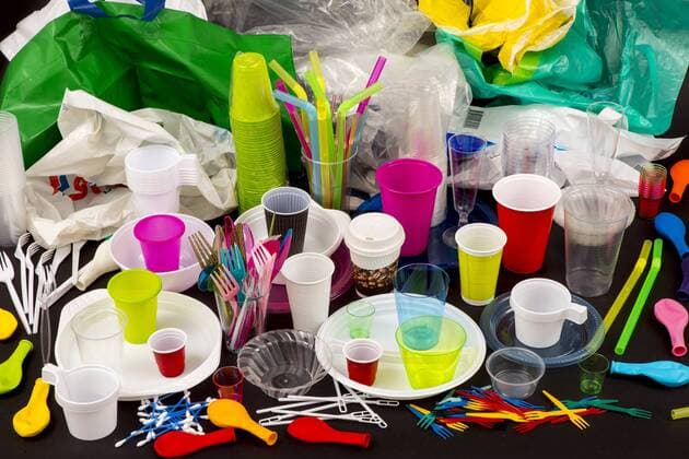Einweggeschirr, Plastikbesteck, Plastikgeschirr, Kunststoff, Plastikbecher, Plastiktüten und anderer Plastikmüll, verschiedene Farben, Größen und Arten, *** Disposable tableware Plastic utensils Plastic utensils Plastic plastic cups Plastic bags and other plastic trash various colors sizes and styles