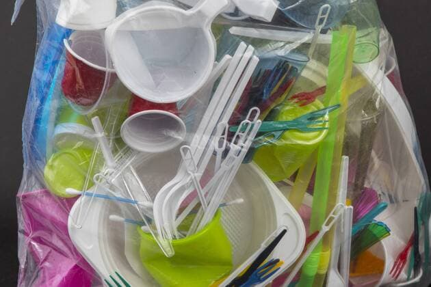 Müllsack gefüllt mit Einweggeschirr, Plastikbesteck, Plastikgeschirr, Kunststoff, Plastikbecher, Plastiktüten und anderer Plastikmüll, verschiedene Farben, Größen und Arten, *** Garbage bag filled with disposable tableware plastic utensils plastic utensils plastic plastic cups plastic bags and other plastic garbage various colors sizes and styles