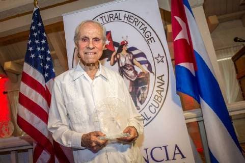 Cuban poet, journalist and proffessor Angel Cuadra receives the Herencia 2018 award granted by the organization Herencia Cultural Cubana , in Miami, Florida, United States, 16 June 2018. Herencia 2018 Award in Miami !ACHTUNG: NUR REDAKTIONELLE NUTZUNG!  Copyright: xGiorgioxVierax MIA03 20180616-636647815210812415