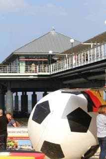 Blick am Sonntag (17.06.2018) in Heringsdorf (Landkreis Vorpommern Greifswald) Insel Usedom auf den Fußballstrand beim Public Viewing während der Fußballweltmeisterschaft in Russland und dem Spiel Deutschland Mexiko.