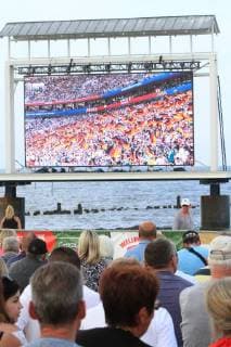 Blick am Sonntag (17.06.2018) in Heringsdorf (Landkreis Vorpommern Greifswald) Insel Usedom auf den Fußballstrand beim Public Viewing während der Fußballweltmeisterschaft in Russland und dem Spiel Deutschland Mexiko.