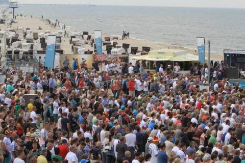 Blick am Sonntag (17.06.2018) in Heringsdorf (Landkreis Vorpommern Greifswald) Insel Usedom auf den Fußballstrand beim Public Viewing während der Fußballweltmeisterschaft in Russland und dem Spiel Deutschland Mexiko.