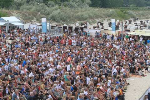Blick am Sonntag (17.06.2018) in Heringsdorf (Landkreis Vorpommern Greifswald) Insel Usedom auf den Fußballstrand beim Public Viewing während der Fußballweltmeisterschaft in Russland und dem Spiel Deutschland Mexiko.