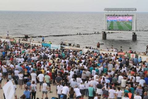 Blick am Sonntag (17.06.2018) in Heringsdorf (Landkreis Vorpommern Greifswald) Insel Usedom auf den Fußballstrand beim Public Viewing während der Fußballweltmeisterschaft in Russland und dem Spiel Deutschland Mexiko.