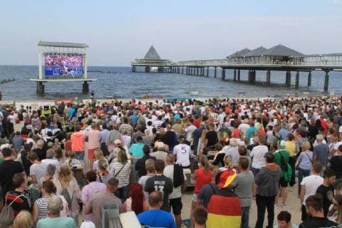 News Themen der Woche KW24 News Bilder des Tages Blick am Sonntag (17.06.2018) in Heringsdorf (Landkreis Vorpommern Greifswald) Insel Usedom auf den Fußballstrand beim Public Viewing während der Fußballweltmeisterschaft in Russland und dem Spiel Deutschland Mexiko. *** View on Sunday 17 06 2018 in Heringsdorf Landkreis Vorpommern Greifswald Usedom Island on the football beach during the public viewing during the World Cup in Russia and the match Germany Mexico