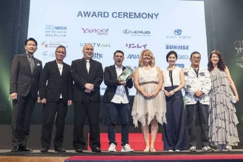 Singaporean director Yee Wei Chai (C) receives the Grand Prix (George Lucas Award) for his film Benjamin s Last Day At Katong Swimming Complex during the Short Shorts Film Festival & Asia 2018 (SSFF) Award Ceremony at Jingu Kaikan on June 17, 2018, Tokyo, Japan. SSFF is one of Asia s largest short film festivals held in Tokyo from June 4 to 24.  (gxta_SSFFawrd012)