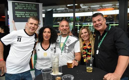 7.06.2018 Frankfurt am Main, Commerzbankarena Public viewing WM 2018 Deutschland gegen Mexiko Fans Fahnen Tröten Massanzugschneider Stephan Görner mit Freundin Nicole Ruppel