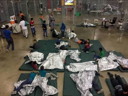 News Bilder des Tages June 18, 2018 - McAllen, Texas, U.S. - In this photo provided by on, children who ve been taken into custody related to cases of illegal entry into the United States, rest in one of the cages at a facility in McAllen, Texas, Sunday, June 17, 2018. McAllen U.S.  - ZUMA 20180618_jlr_z03_002 Copyright: xU.S.xCustomsxandxBorderxProtectix