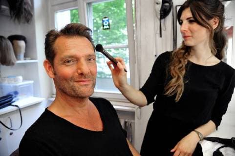 Der Musikvideodreh von Sänger Detlef Malinkewitz am Montag (18.06.2018) im Staatstheater in Saarbrücken. Im Bild: Sänger Detlef Malinkewitz wird von Make-up-Artist Miriam Regitz für den Videodreh geschminkt.
