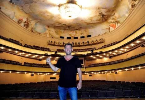 Der Musikvideodreh von Sänger Detlef Malinkewitz am Montag (18.06.2018) im Staatstheater in Saarbrücken. Im Bild: Sänger Detlef Malinkewitz auf der Bühne des Staatstheaters.