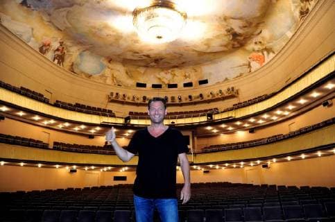 Der Musikvideodreh von Sänger Detlef Malinkewitz am Montag (18.06.2018) im Staatstheater in Saarbrücken. Im Bild: Sänger Detlef Malinkewitz auf der Bühne des Staatstheaters.