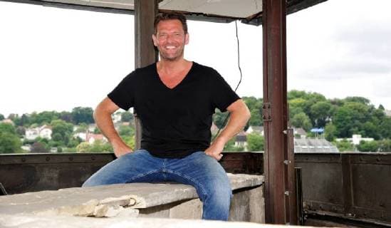 Der Musikvideodreh von Sänger Detlef Malinkewitz am Montag (18.06.2018) im Staatstheater in Saarbrücken. Im Bild: Sänger Detlef Malinkewitz über den Dächern Saarbrückens. Im Musikvideo wird eine Drohne ihn dort filmen.