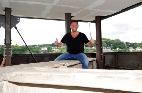 Der Musikvideodreh von Sänger Detlef Malinkewitz am Montag (18.06.2018) im Staatstheater in Saarbrücken. Im Bild: Sänger Detlef Malinkewitz über den Dächern Saarbrückens. Im Musikvideo wird eine Drohne ihn dort filmen.