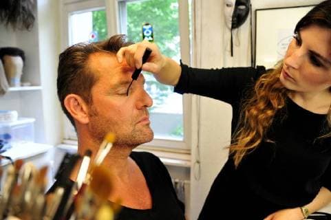 Der Musikvideodreh von Sänger Detlef Malinkewitz am Montag (18.06.2018) im Staatstheater in Saarbrücken. Im Bild: Sänger Detlef Malinkewitz wird von Make-up-Artist Miriam Regitz für den Videodreh geschminkt.