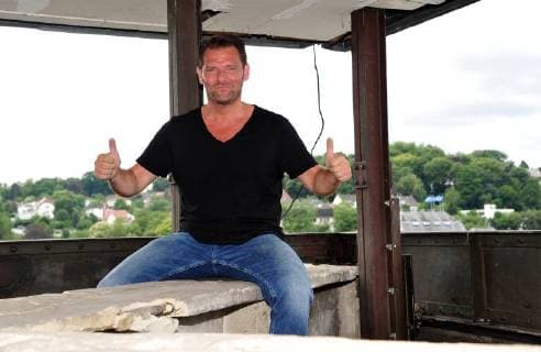 Der Musikvideodreh von Sänger Detlef Malinkewitz am Montag (18.06.2018) im Staatstheater in Saarbrücken. Im Bild: Sänger Detlef Malinkewitz über den Dächern Saarbrückens. Im Musikvideo wird eine Drohne ihn dort filmen.