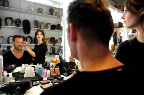 Der Musikvideodreh von Sänger Detlef Malinkewitz am Montag (18.06.2018) im Staatstheater in Saarbrücken. Im Bild: Sänger Detlef Malinkewitz wird von Make-up-Artist Miriam Regitz für den Videodreh geschminkt.