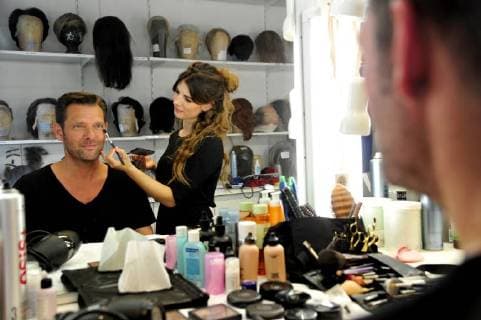 Der Musikvideodreh von Sänger Detlef Malinkewitz am Montag (18.06.2018) im Staatstheater in Saarbrücken. Im Bild: Sänger Detlef Malinkewitz wird von Make-up-Artist Miriam Regitz für den Videodreh geschminkt.