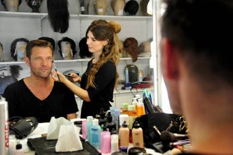 Der Musikvideodreh von Sänger Detlef Malinkewitz am Montag (18.06.2018) im Staatstheater in Saarbrücken. Im Bild: Sänger Detlef Malinkewitz wird von Make-up-Artist Miriam Regitz für den Videodreh geschminkt.