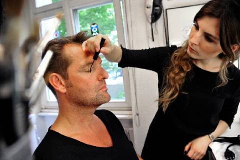 Der Musikvideodreh von Sänger Detlef Malinkewitz am Montag (18.06.2018) im Staatstheater in Saarbrücken. Im Bild: Sänger Detlef Malinkewitz wird von Make-up-Artist Miriam Regitz für den Videodreh geschminkt.