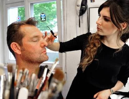 Der Musikvideodreh von Sänger Detlef Malinkewitz am Montag (18.06.2018) im Staatstheater in Saarbrücken. Im Bild: Sänger Detlef Malinkewitz wird von Make-up-Artist Miriam Regitz für den Videodreh geschminkt.