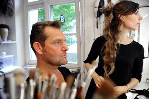 Der Musikvideodreh von Sänger Detlef Malinkewitz am Montag (18.06.2018) im Staatstheater in Saarbrücken. Im Bild: Sänger Detlef Malinkewitz wird von Make-up-Artist Miriam Regitz für den Videodreh geschminkt.