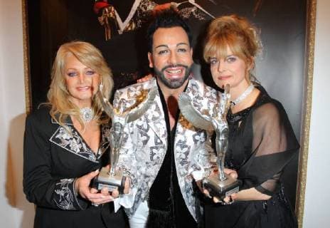 Gloeckler Party 29.11.2009 Saengerin Bonnie Tyler (Gaynor Hopkins) + Modedesigner Harald Gloeckler (Glöckler, Glööckler) + Nastassja Kinski (geb. Nastassja Aglaia Nakszynski) bei der ersten Verleihung seiner Harald-Glöckler-Engel im Rahmen seiner Christmast-Party in seinem Show-Room, Heerstrasse 2, Berlin - 29.11.2009 - *** Gloeckler Party 29 11 2009 Singer Bonnie Tyler Gaynor Hopkins Fashion Designer Harald Gloeckler Glöckler Glööckler Nastassja Kinski nastassja Aglaia Nakszynski at the first ceremony of his Harald Glöckler Engel as part of his Christmast Party in his Show Room Heerstrasse 2 Berlin 29 11 2009