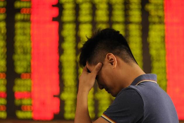 News Bilder des Tages (180619) -- XINGTAI, June 19, 2018 -- A man is seen at a stock exchange in Xingtai, north China s Hebei Province, June 19, 2018. Chinese stocks closed lower on Tuesday, with the benchmark Shanghai Composite Index down 3.78 percent to end at 2,907.82 points. The Shenzhen Component Index closed 5.31 percent lower at 9,414.76 points. )(wsw) CHINA-STOCKS-DOWN (CN) TianxXiaoli 