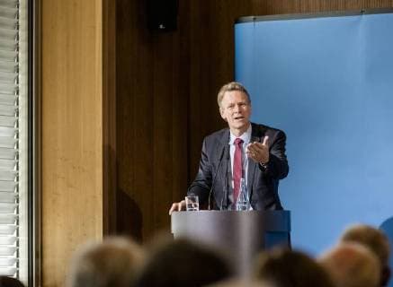 News Bilder des Tages Frank Bösch Buchpräsentation im Bundesministerium des Innern. Die Buchvorstellung Hüter der Ordnung. Die Innenministerien in Bonn und Ost-Berlin nach dem Nationalsozialismus wurde von einem mehrköpfigen Forschungsgruppe unter Leitung von Frank Bösch und Andreas Wirsching erarbeitet. Die Forschungsgruppe untersucht seit Dezember 2014 die Geschichte der Ministerien. Sie ist an drei Standorten tätig:am Institut für Zeitgeschichte München-Berlin (IfZ) in München sowie an der Abteilung Berlin des IfZ und am Zentrum für Zeithistorische Forschung (ZZF) in Potsdam.