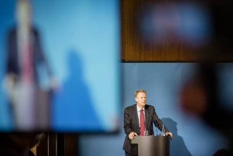 Frank Bösch Buchpräsentation im Bundesministerium des Innern. Die Buchvorstellung Hüter der Ordnung. Die Innenministerien in Bonn und Ost-Berlin nach dem Nationalsozialismus wurde von einem mehrköpfigen Forschungsgruppe unter Leitung von Frank Bösch und Andreas Wirsching erarbeitet. Die Forschungsgruppe untersucht seit Dezember 2014 die Geschichte der Ministerien. Sie ist an drei Standorten tätig:am Institut für Zeitgeschichte München-Berlin (IfZ) in München sowie an der Abteilung Berlin des IfZ und am Zentrum für Zeithistorische Forschung (ZZF) in Potsdam.