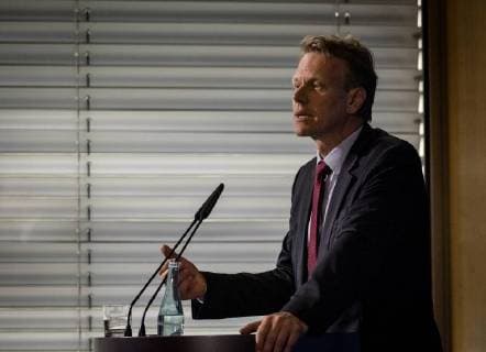 Frank Bösch Buchpräsentation im Bundesministerium des Innern. Die Buchvorstellung Hüter der Ordnung. Die Innenministerien in Bonn und Ost-Berlin nach dem Nationalsozialismus wurde von einem mehrköpfigen Forschungsgruppe unter Leitung von Frank Bösch und Andreas Wirsching erarbeitet. Die Forschungsgruppe untersucht seit Dezember 2014 die Geschichte der Ministerien. Sie ist an drei Standorten tätig:am Institut für Zeitgeschichte München-Berlin (IfZ) in München sowie an der Abteilung Berlin des IfZ und am Zentrum für Zeithistorische Forschung (ZZF) in Potsdam.
