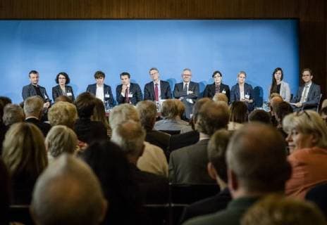 Hüter der Ordnung - Autoren des Buches Buchpräsentation im Bundesministerium des Innern. Die Buchvorstellung Hüter der Ordnung. Die Innenministerien in Bonn und Ost-Berlin nach dem Nationalsozialismus wurde von einem mehrköpfigen Forschungsgruppe unter Leitung von Frank Bösch und Andreas Wirsching erarbeitet. Die Forschungsgruppe untersucht seit Dezember 2014 die Geschichte der Ministerien. Sie ist an drei Standorten tätig:am Institut für Zeitgeschichte München-Berlin (IfZ) in München sowie an der Abteilung Berlin des IfZ und am Zentrum für Zeithistorische Forschung (ZZF) in Potsdam.