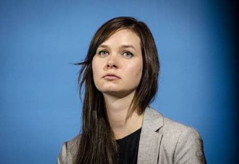 Stefanie Palm Buchpräsentation im Bundesministerium des Innern. Die Buchvorstellung Hüter der Ordnung. Die Innenministerien in Bonn und Ost-Berlin nach dem Nationalsozialismus wurde von einem mehrköpfigen Forschungsgruppe unter Leitung von Frank Bösch und Andreas Wirsching erarbeitet. Stefanie Palm ist Autorin und Mitglied der Forschungsgruppe. Die Forschungsgruppe untersucht seit Dezember 2014 die Geschichte der Ministerien. Sie ist an drei Standorten tätig:am Institut für Zeitgeschichte München-Berlin (IfZ) in München sowie an der Abteilung Berlin des IfZ und am Zentrum für Zeithistorische Forschung (ZZF) in Potsdam.