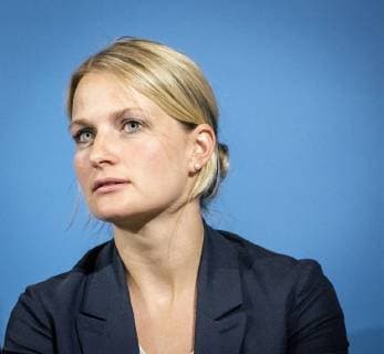Maren Richter Buchpräsentation im Bundesministerium des Innern. Die Buchvorstellung Hüter der Ordnung. Die Innenministerien in Bonn und Ost-Berlin nach dem Nationalsozialismus wurde von einem mehrköpfigen Forschungsgruppe unter Leitung von Frank Bösch und Andreas Wirsching erarbeitet. Maren Richterl ist Autorin und Mitglied der Forschungsgruppe. Die Forschungsgruppe untersucht seit Dezember 2014 die Geschichte der Ministerien. Sie ist an drei Standorten tätig:am Institut für Zeitgeschichte München-Berlin (IfZ) in München sowie an der Abteilung Berlin des IfZ und am Zentrum für Zeithistorische Forschung (ZZF) in Potsdam.